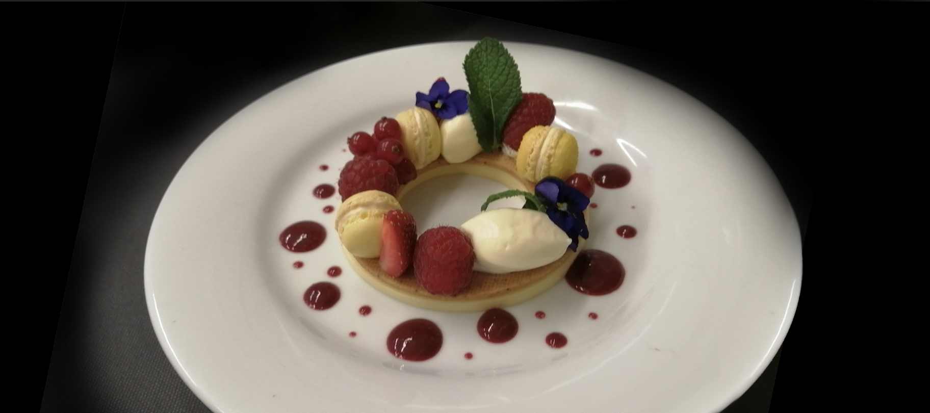 Pâtisserie haut de gamme originale aux fruits frais et aux fleurs