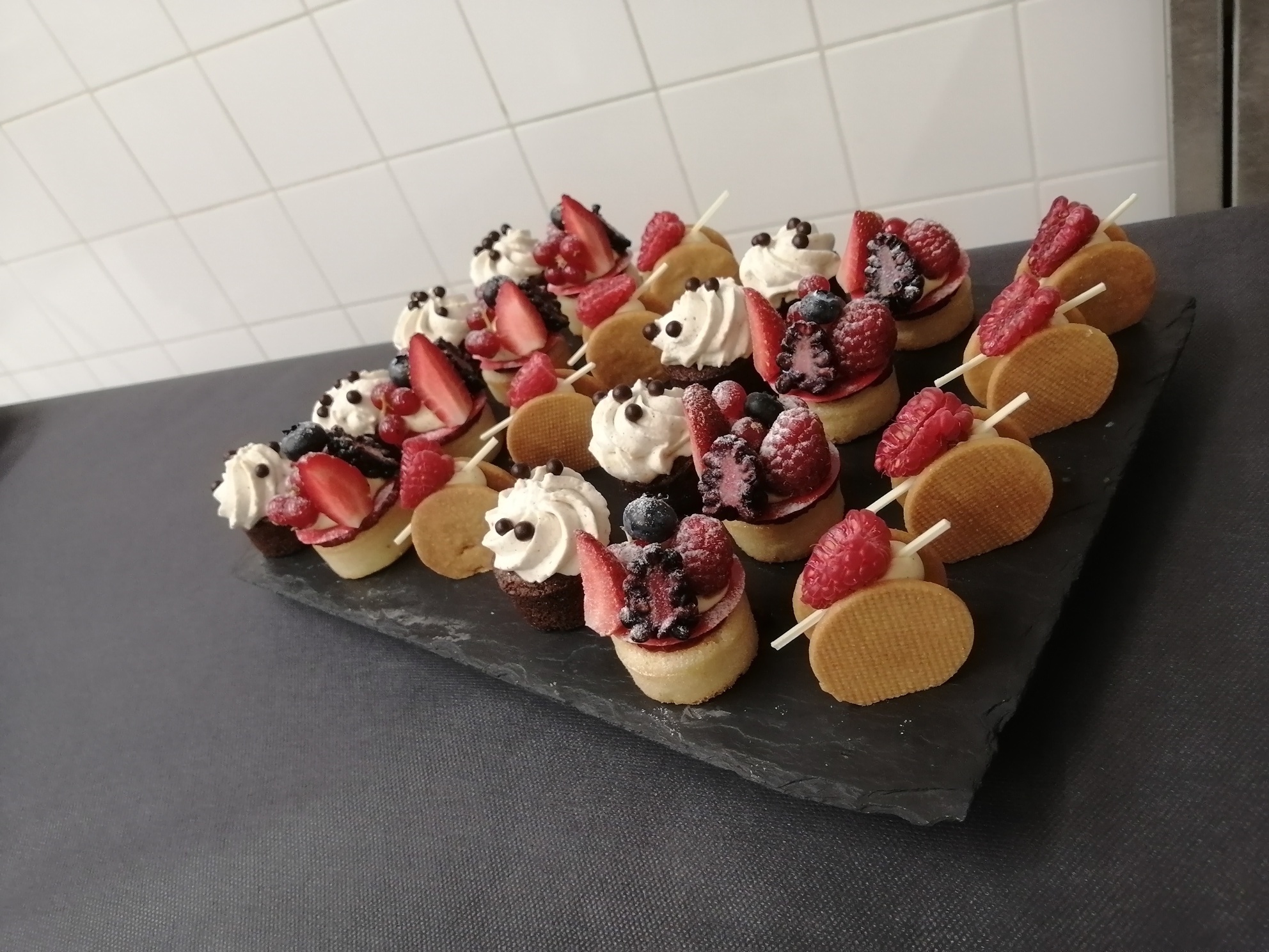 pièce montée ou petit four à partir de 10 personnes. Contactez nous pour plus d'informations